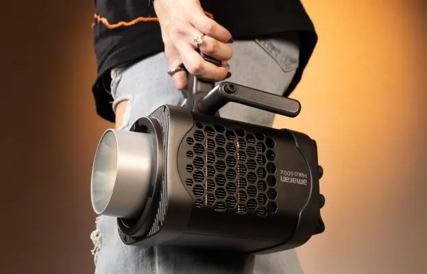 Amaran Halo 600x в руке