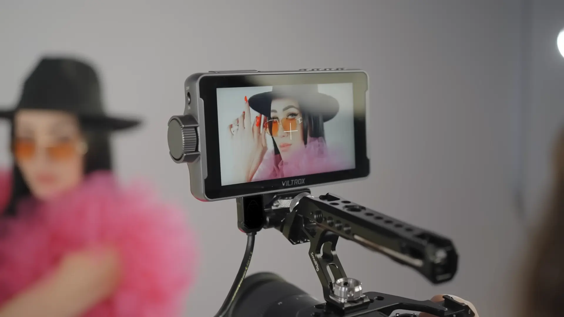 Накамерный монитор Viltrox DC-550 на ручке камеры