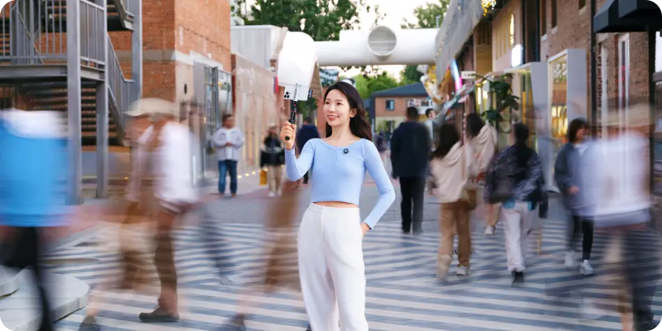 Lark A1 при мобильной съемке в толпе